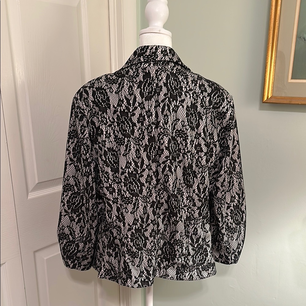 Chic Lace Pattern Blazer - Picture 5 of 6